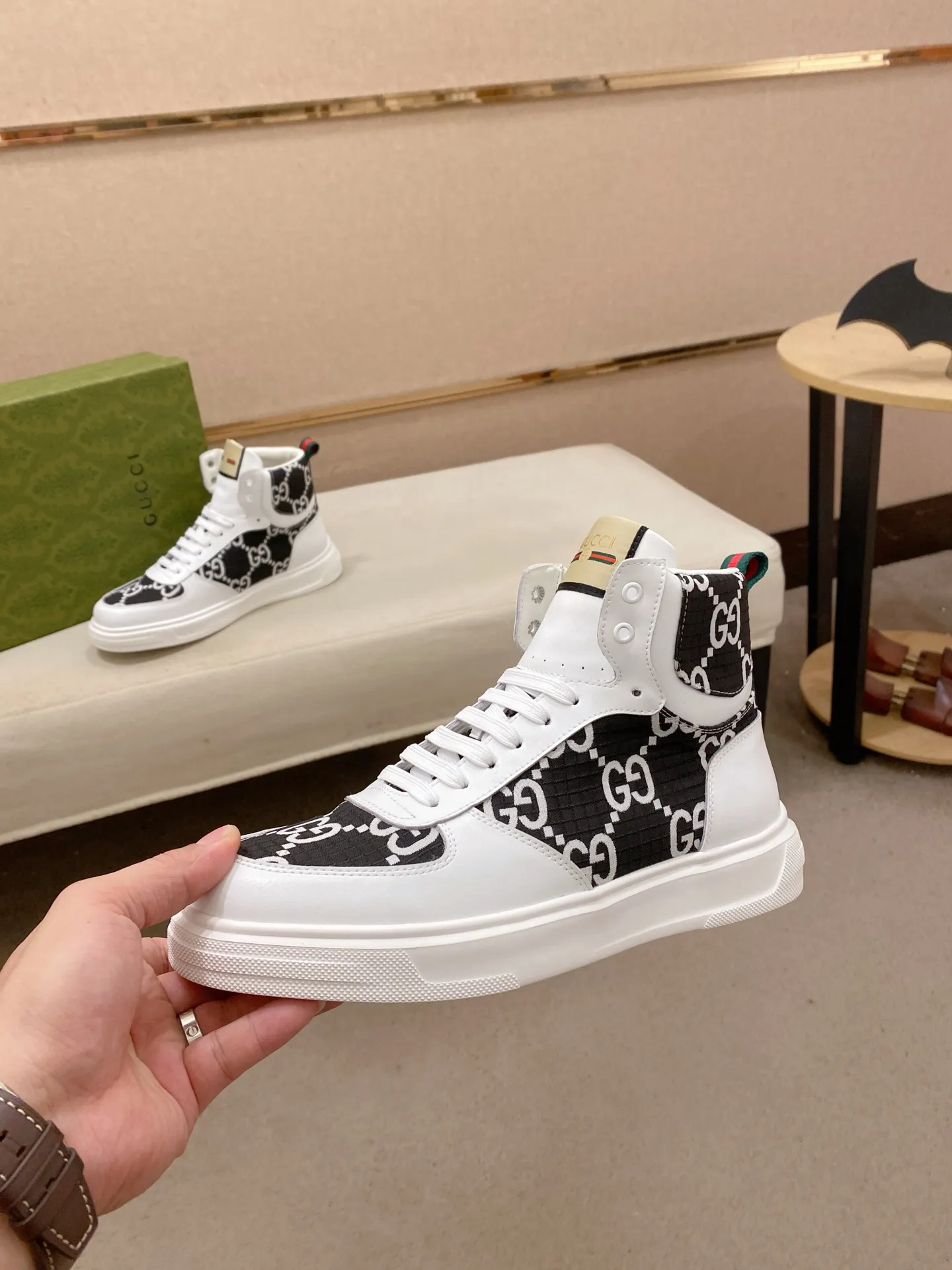Men's clothing and shoes: 420💰 (GUCCI) The latest model from the official website🎁🎁Casual and fashionable men's shoes👟, hot style💥The version is simple and elegant, exclusive for trendy men. The unique latest brand elements from the official website👑Original Gucci decoration, fashionable and generous, the fabric is original cowhide ✅Mesh breathable lining, the official website specifies wear-resistant casual outsole, the classic model is taken in kind at the counter🎬38-44 (can be customized for 45 non-refundable)